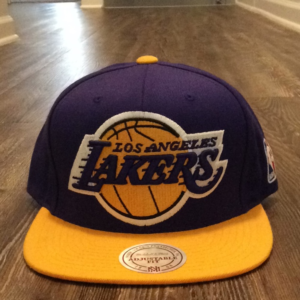 A Los Angeles Lakers hat
